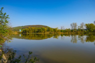 Yeşil tepeleri olan gölet, doğal arka plan.