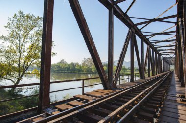 nehir boyunca orman üzerinden eski köprü