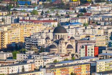 şehir ve yeşil tepelerin havadan görünümü