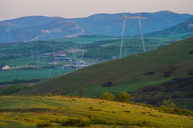 Yüksek gerilim elektrik direkleri ile akşam alanı