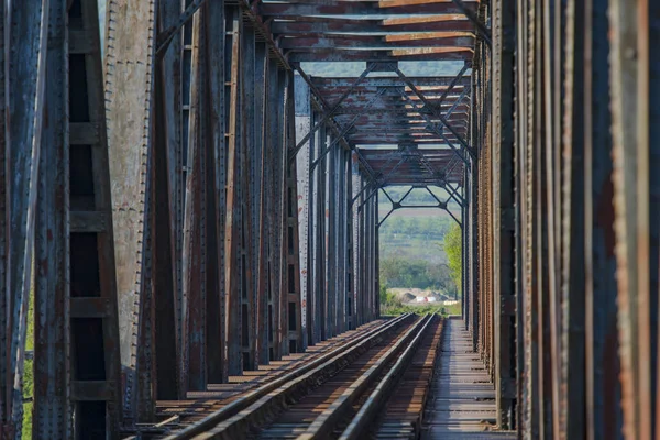 Alte Brücke Durch Wald Über Den Fluss — Stockfoto