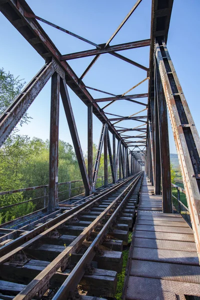 Öreg Hídon Keresztül Erdei Acros Folyón — Stock Fotó