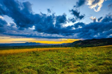 Bulutlu gökyüzü, doğal arka plan ile Alan