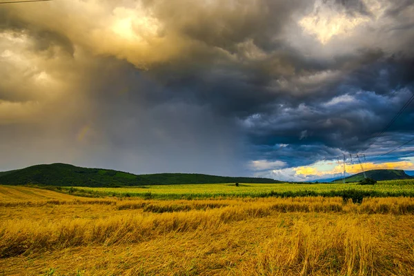 Feld Mit Strommasten Und Bewölktem Himmel Natürlicher Hintergrund — Stockfoto