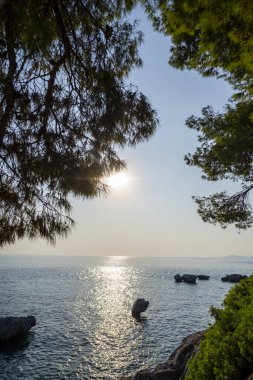 Deniz kıyısında gün batımı zamanı, doğal arka plan.