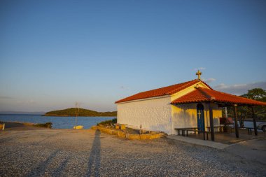 Deniz kıyısında gün batımı zamanı, doğal arka plan.