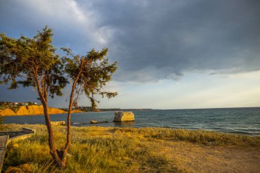 Deniz kıyısında gün batımı zamanı, doğal arka plan.