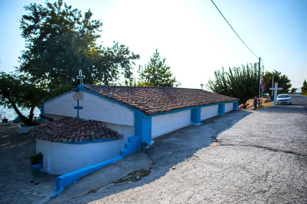 Deniz kıyısındaki alışveriş merkezlerinin manzarası