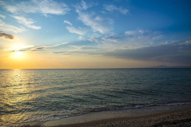 Deniz kıyısında gün batımı zamanı, doğal arka plan.
