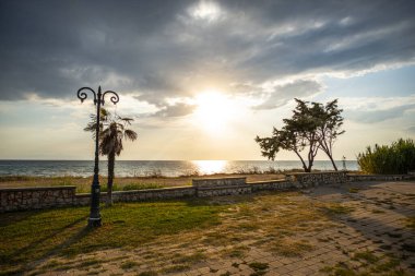Deniz kıyısında gün batımı zamanı, doğal arka plan.