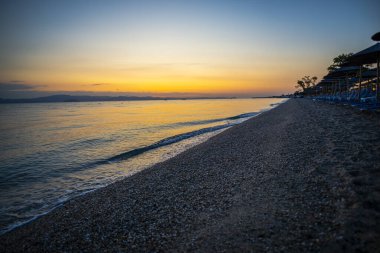 Deniz kıyısında gün batımı zamanı, doğal arka plan.