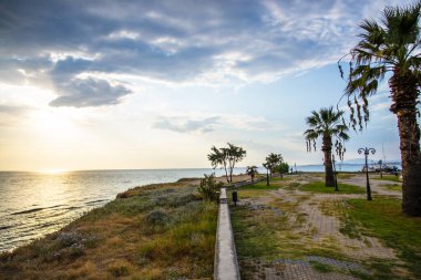 Deniz kıyısında gün batımı zamanı, doğal arka plan.