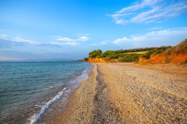 Deniz kıyısında gün batımı zamanı, doğal arka plan.