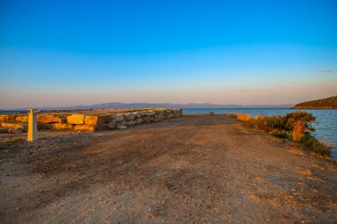 Deniz kıyısında gün batımı zamanı, doğal arka plan.
