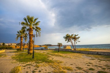 Deniz kıyısında gün batımı zamanı, doğal arka plan.
