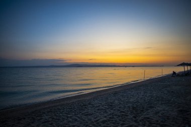 Deniz kıyısında gün batımı zamanı, doğal arka plan.