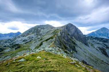 Yüksek dağların doğal manzarası