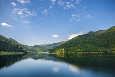 Yüksek dağların doğal manzarası