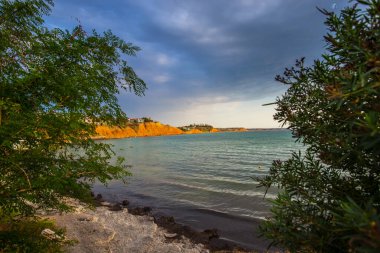Deniz kıyısında gün batımı zamanı, doğal arka plan.