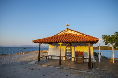 Deniz kıyısında gün batımı zamanı, doğal arka plan.