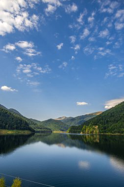 Yüksek dağların doğal manzarası
