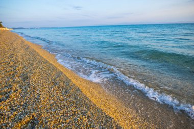 Deniz kıyısında gün batımı zamanı, doğal arka plan.