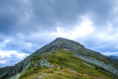 Yüksek dağların doğal manzarası