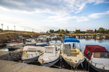 Eski kasabanın limanında tekneler