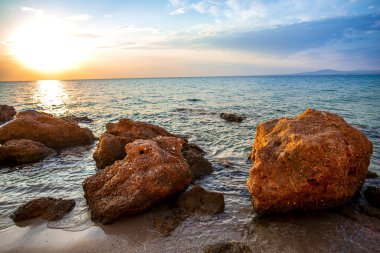 Deniz kıyısında gün batımı zamanı, doğal arka plan.