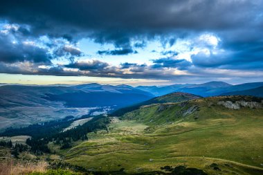 Yüksek dağların doğal manzarası