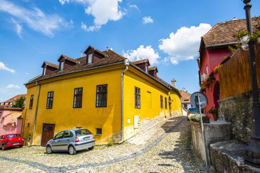 Eski şehrin güneşli sokaklarında gündüz vakti