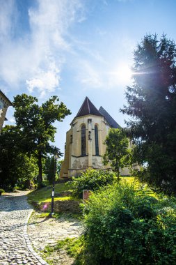 Küçük kasabadaki samimi eski kilise