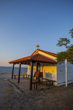 Deniz kıyısında gün batımı zamanı, doğal arka plan.