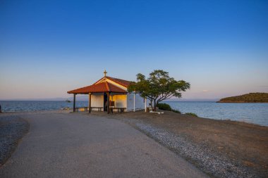 Deniz kıyısında gün batımı zamanı, doğal arka plan.