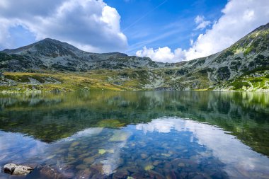 Yüksek dağların doğal manzarası