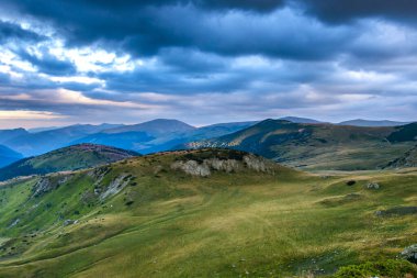 Yüksek dağların doğal manzarası