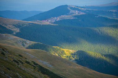 Yüksek dağların doğal manzarası