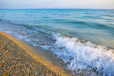 Deniz kıyısında gün batımı zamanı, doğal arka plan.