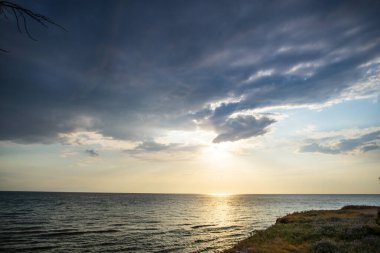 Deniz kıyısında gün batımı zamanı, doğal arka plan.