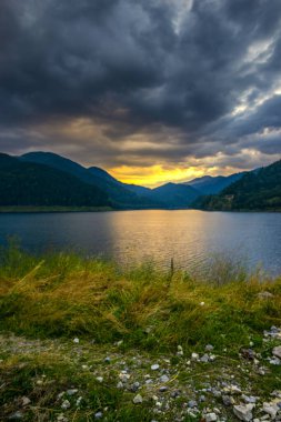 Yüksek dağların doğal manzarası