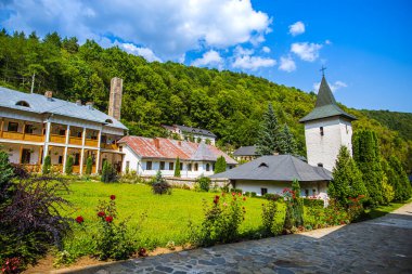 Yeşil dağlardaki eski kilise