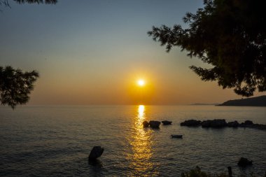 Deniz kıyısında gün batımı zamanı, doğal arka plan.