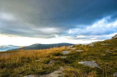 Yüksek dağların doğal manzarası
