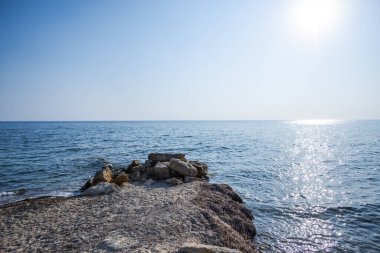 Deniz kıyısında gün batımı zamanı, doğal arka plan.