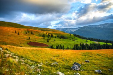 Yüksek dağların doğal manzarası