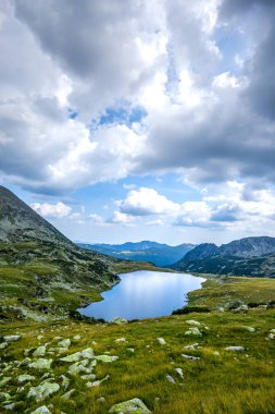Yüksek dağların doğal manzarası