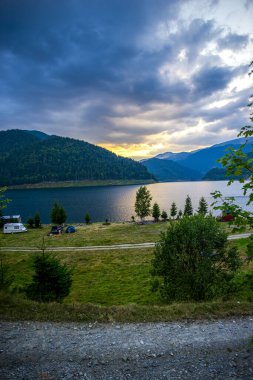 Yüksek dağların doğal manzarası