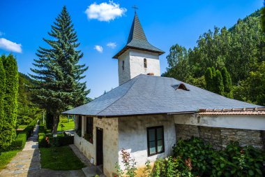 Dağlardaki eski kasabanın manastırı.