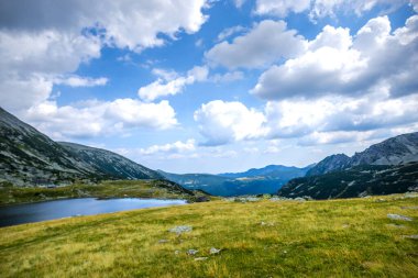 Yüksek dağların doğal manzarası