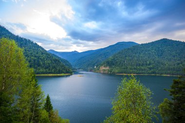 Yüksek dağların doğal manzarası